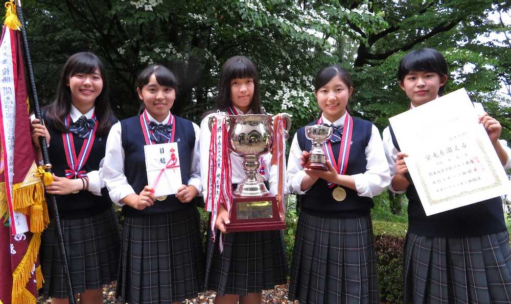 女子優勝の麗沢、（左から）吉田、佐藤、西郷、六車、長野