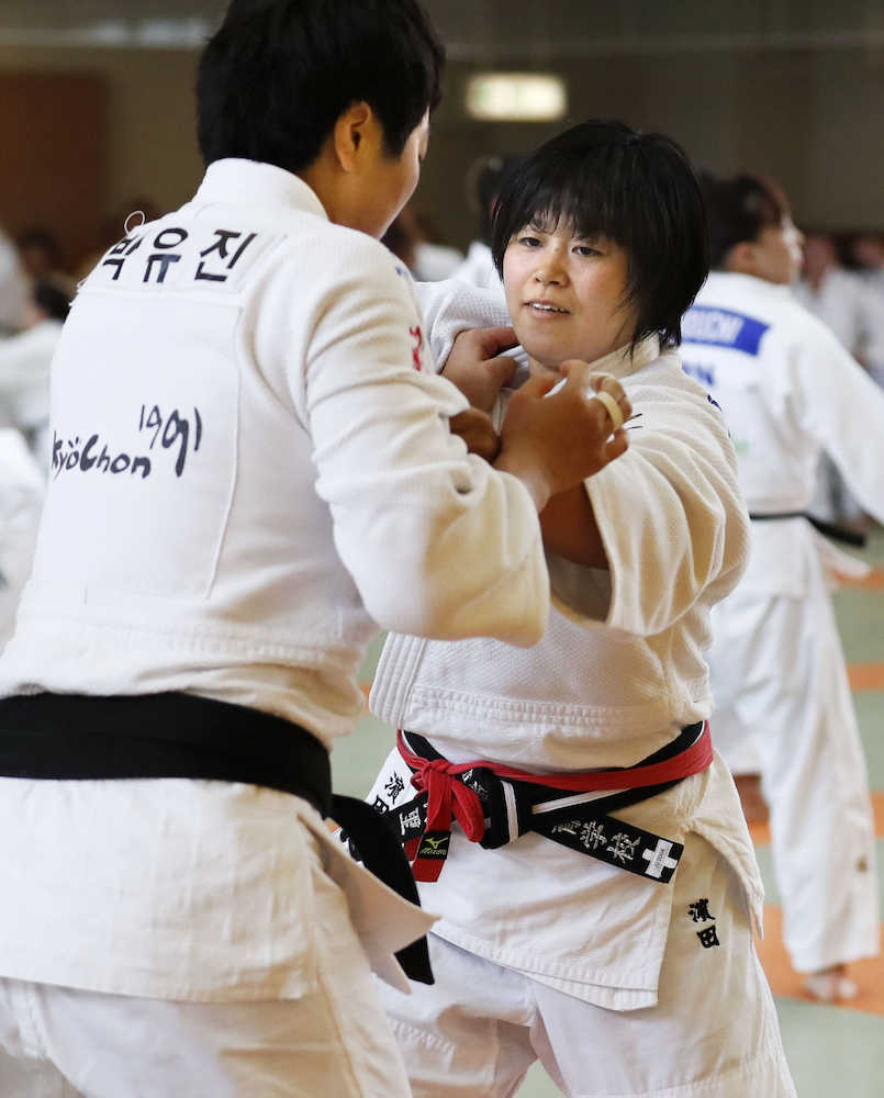 国際合宿で練習する柔道女子７８キロ級の浜田尚里（右）