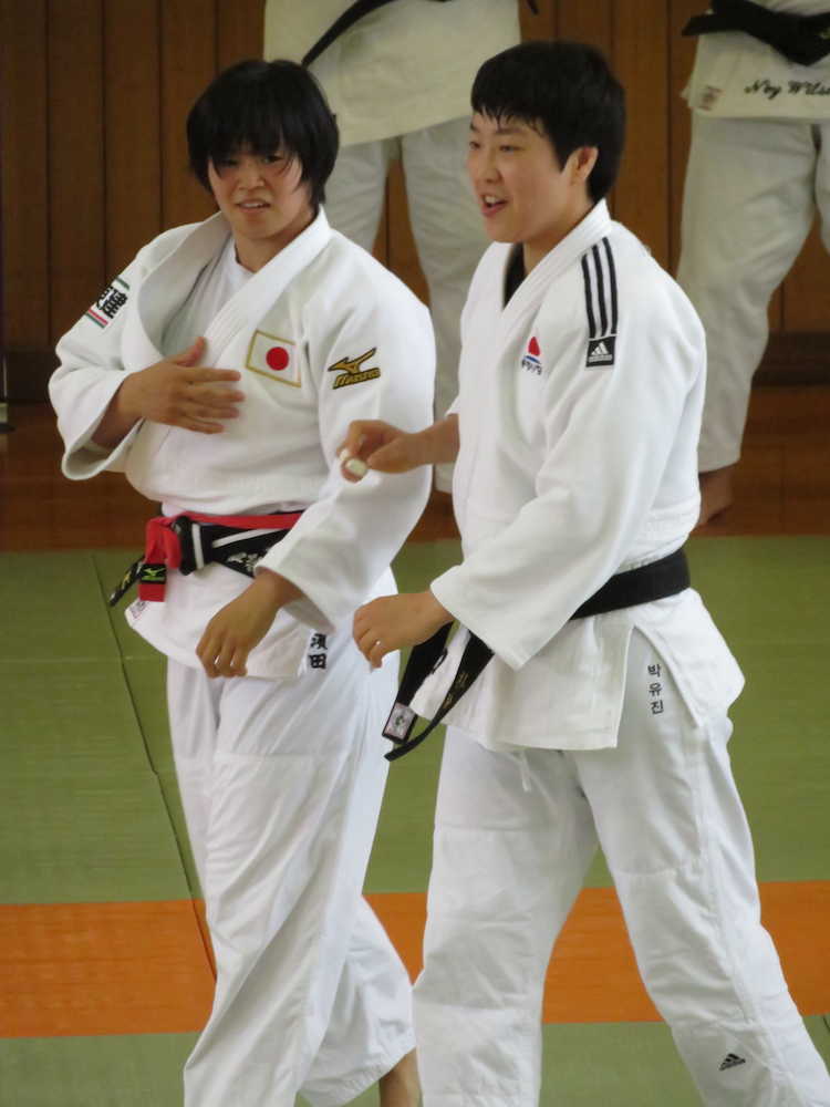 柔道の国際合宿で、韓国選手と乱取りを行った女子７８キロ級の浜田（左）