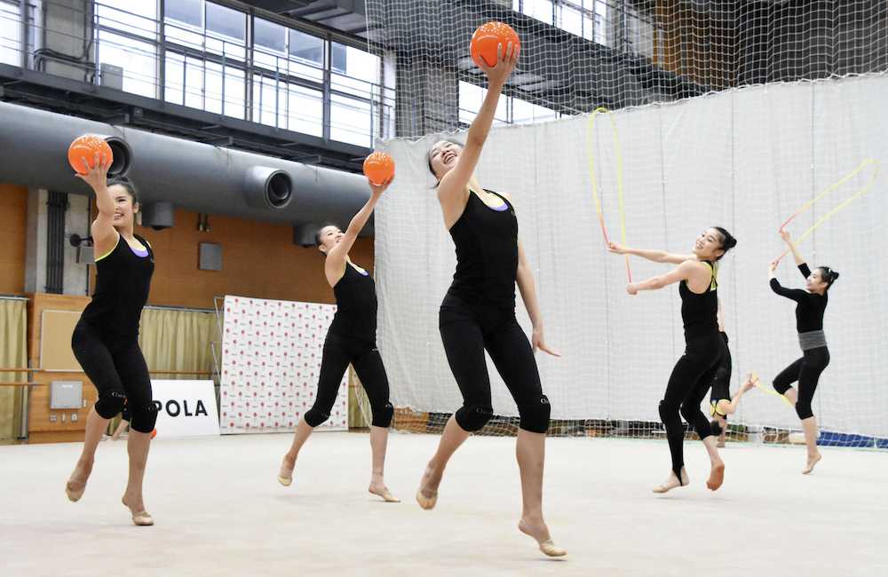 ロープ・ボールの練習をする新体操団体の日本代表