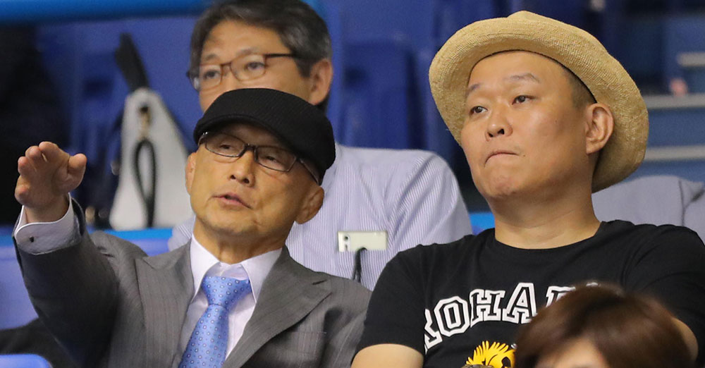 １４日のレスリング全日本選抜選手権第１日、スタンドから試合を見つめる栄和人氏（左）と千原せいじ