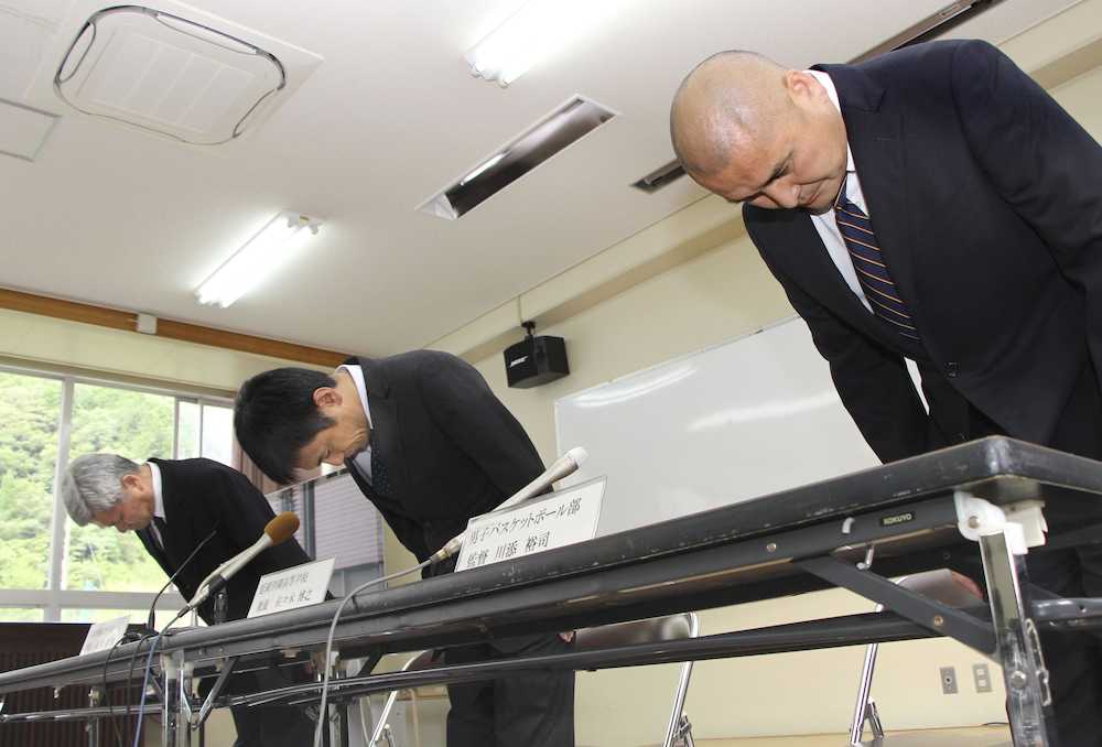 記者会見を開き謝罪する延岡学園高の（左から）佐藤則夫校長、佐々木博之教頭、川添裕司監督