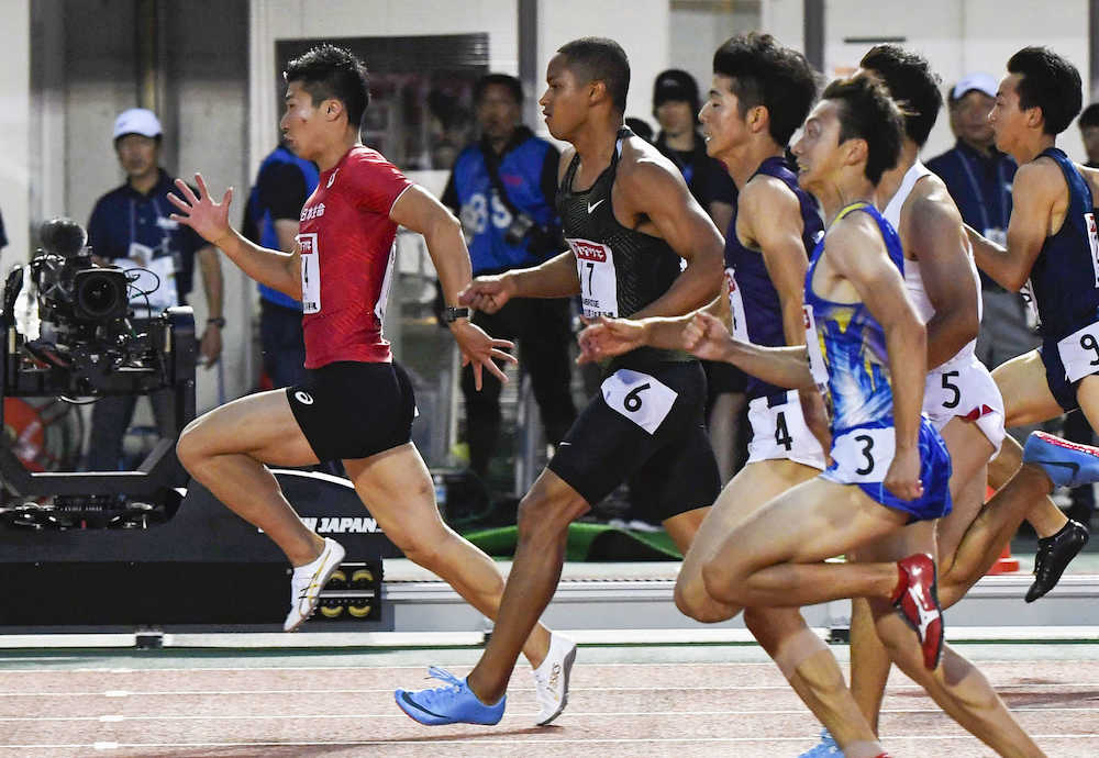 男子１００メートル準決勝　力走する桐生祥秀（左端）、ケンブリッジ飛鳥（左から２人目）ら