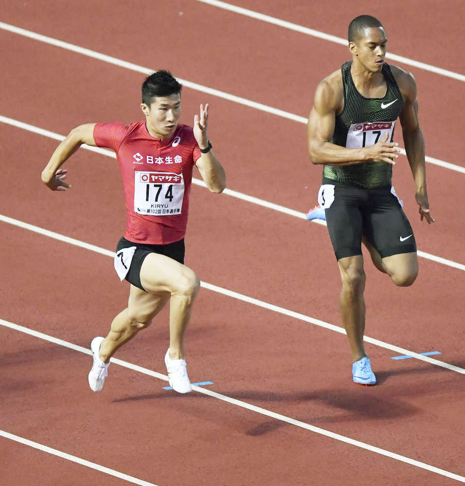 男子１００メートル準決勝　力走する桐生祥秀（左）とケンブリッジ飛鳥