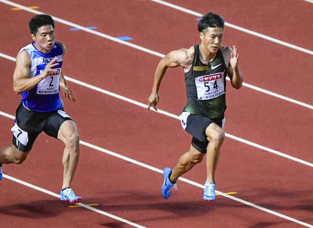 男子１００メートル準決勝、力走する山県亮太（右）