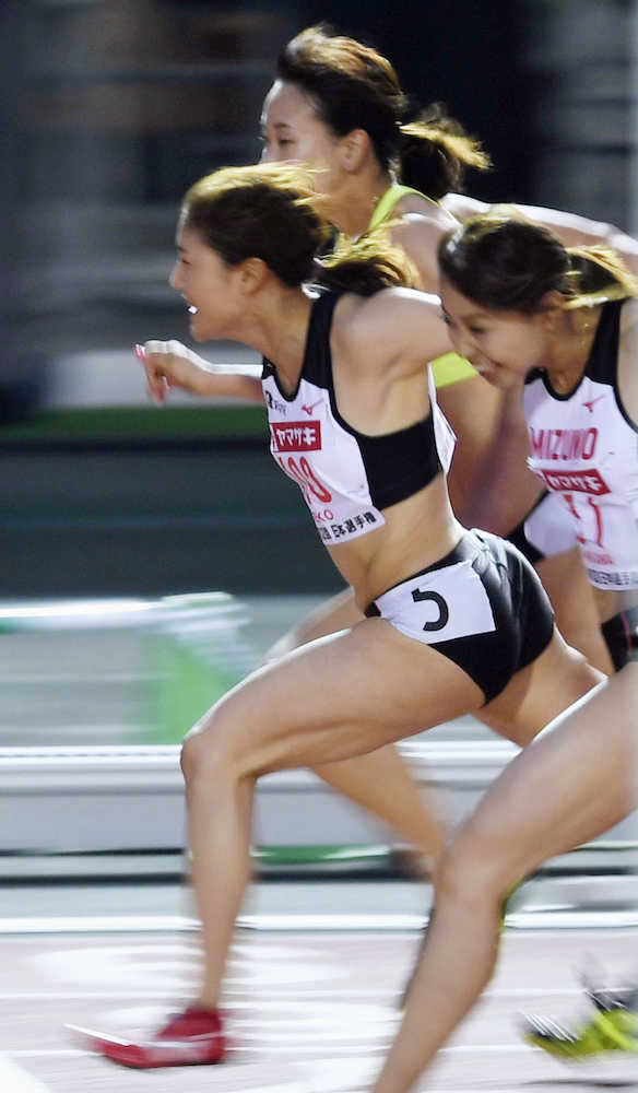陸上日本選手権女子１００メートル決勝　１１秒６４で初優勝した世古和（左）。奥は２位の福島千里、手前は３位の市川華菜