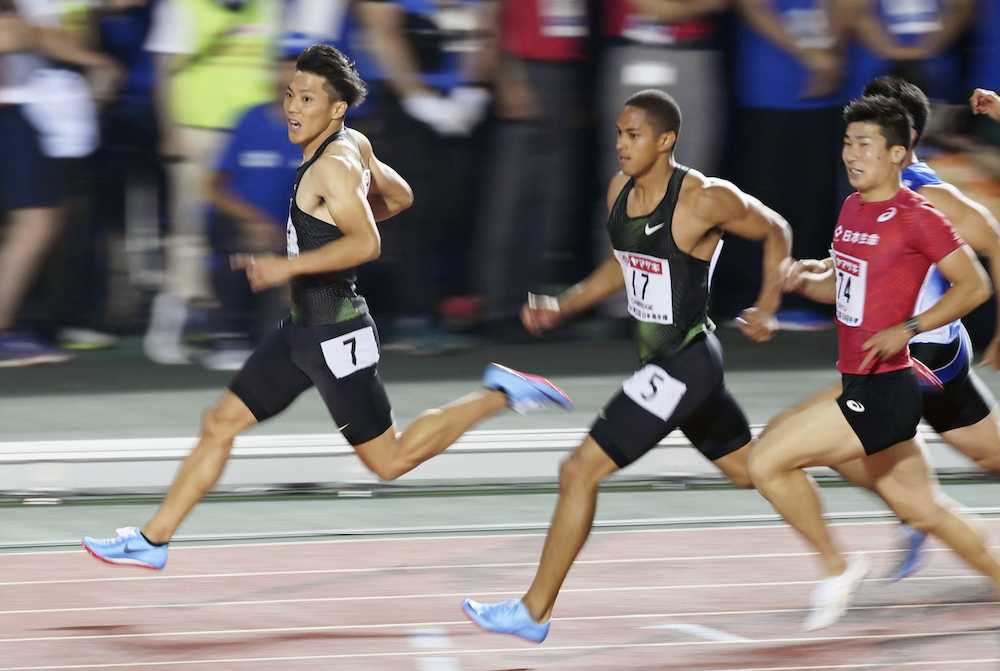 陸上日本選手権・男子１００メートル決勝で１０秒０５をマークし優勝した山県。中央は２位のケンブリッジ、右手前は３位の桐生