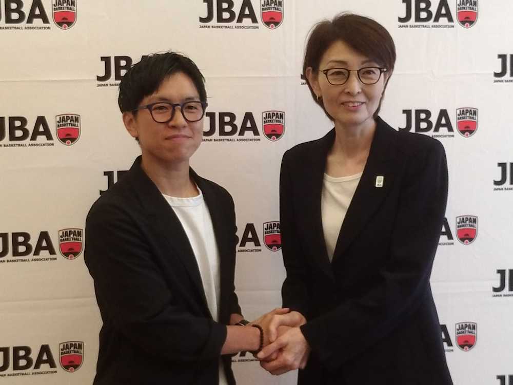 日本バスケットボール協会のアンバサダーに就任した大神雄子さんと三屋会長