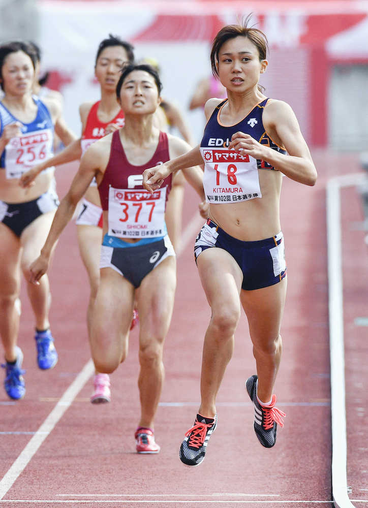 女子８００メートル決勝　優勝した北村夢（１８）