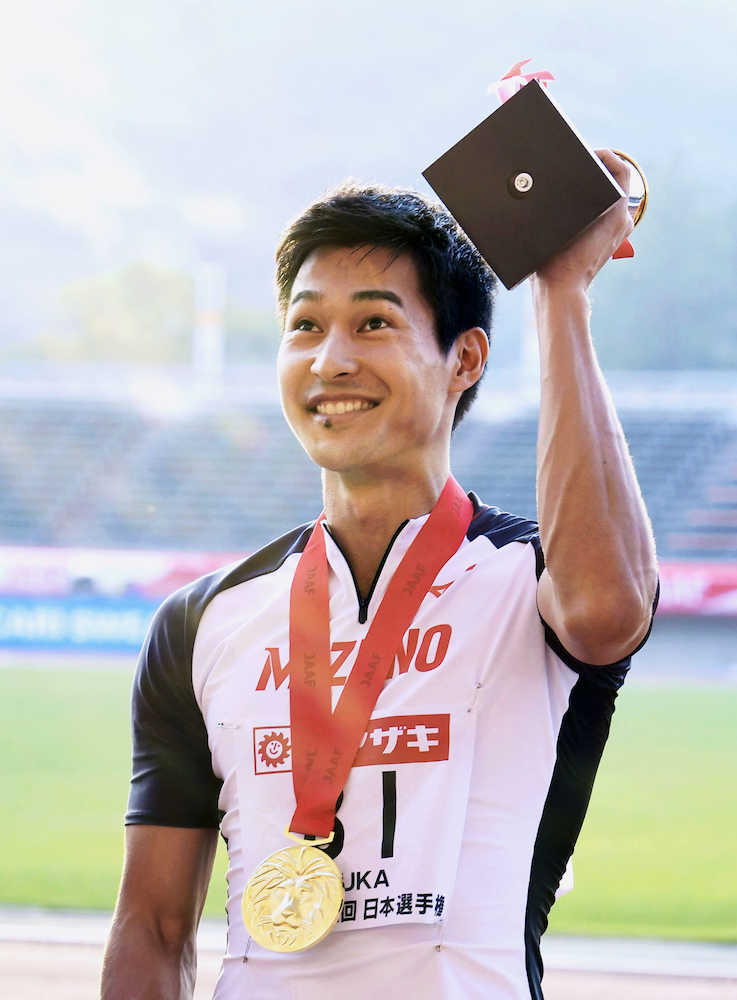 男子２００メートルで２年ぶり３度目の優勝を飾り、表彰式で笑顔を見せる飯塚翔太