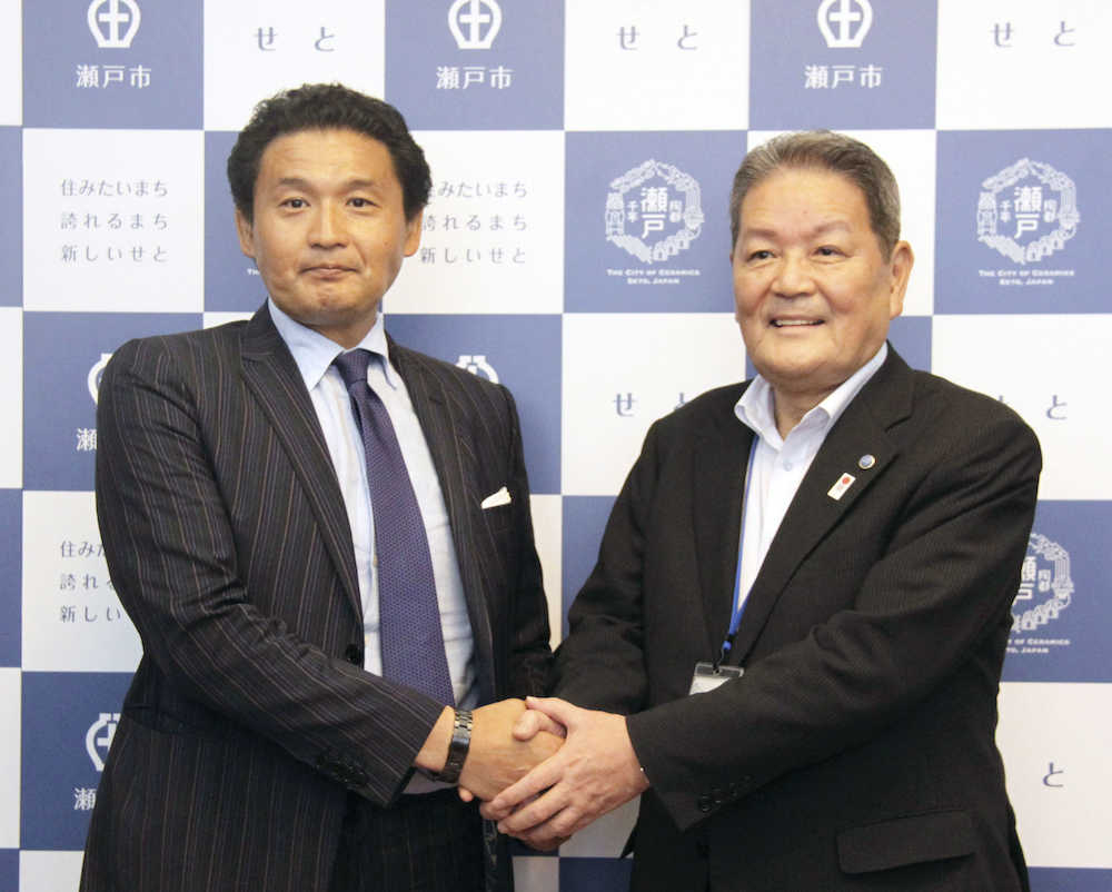 笑顔で握手する貴乃花親方（左）と伊藤市長