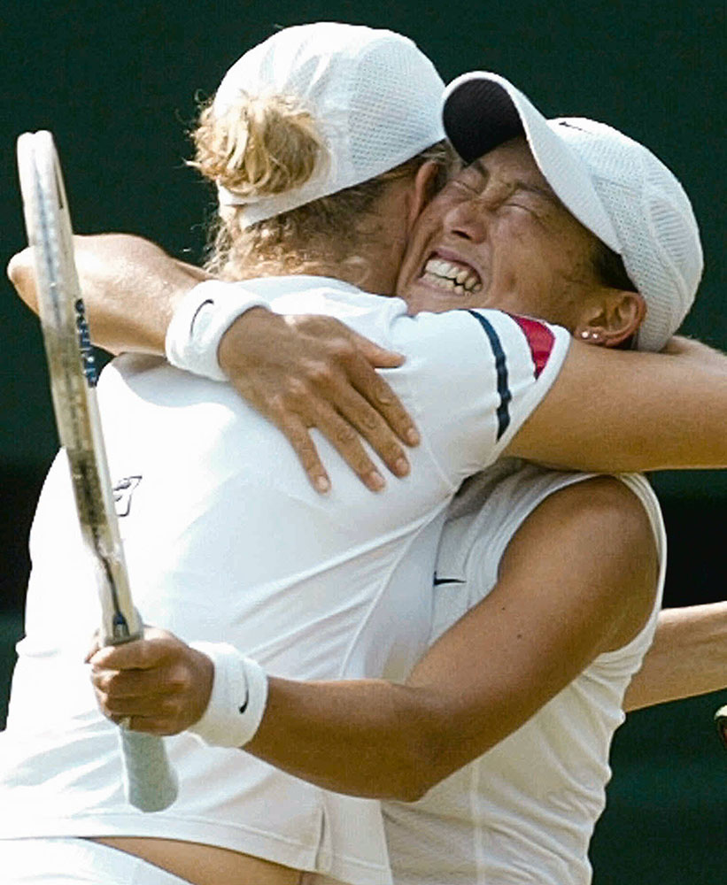 ２００３年７月、ウィンブルドンテニス女子ダブルスで優勝し、キム・クライシュテルスと抱き合う杉山愛