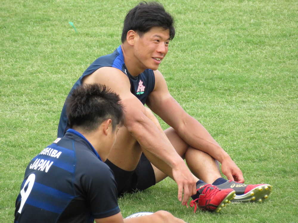 ７人制ラグビー男子日本代表候補の合宿で、練習後に仲間と談笑する林大成