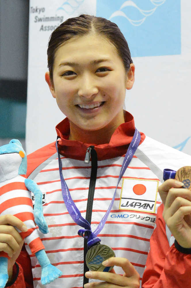 女子２００メートル自由形で優勝し、表彰式で笑顔の池江璃花子