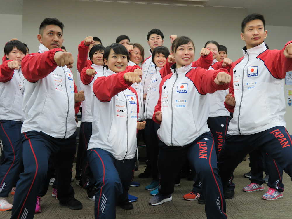 空手のアジア選手権日本代表会見に臨んだ（前列左から）男子個人形の喜友名諒、女子個人形の清水希容、女子組手６８キロ超級の植草歩、男子組手８４キロ級の荒賀龍太郎