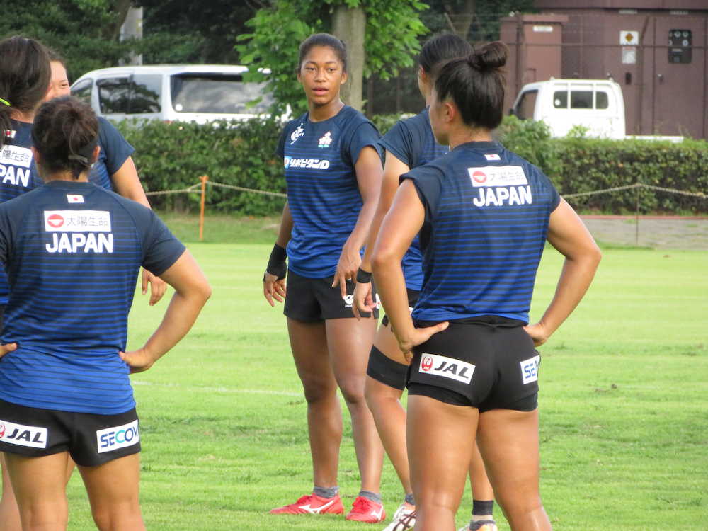 練習でチームメートと動きの確認をする７人制ラグビー女子日本代表の大竹風美子（中央）