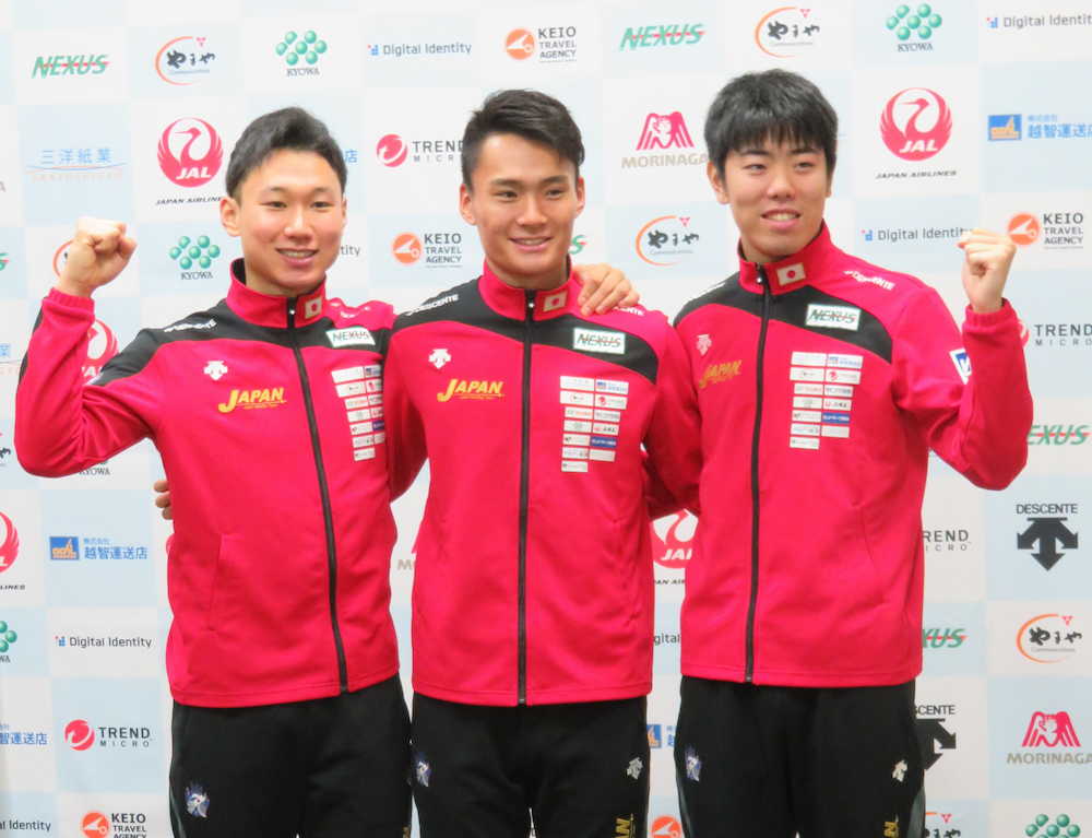 健闘を誓い合う男子フルーレの（左から）西藤、松山、敷根
