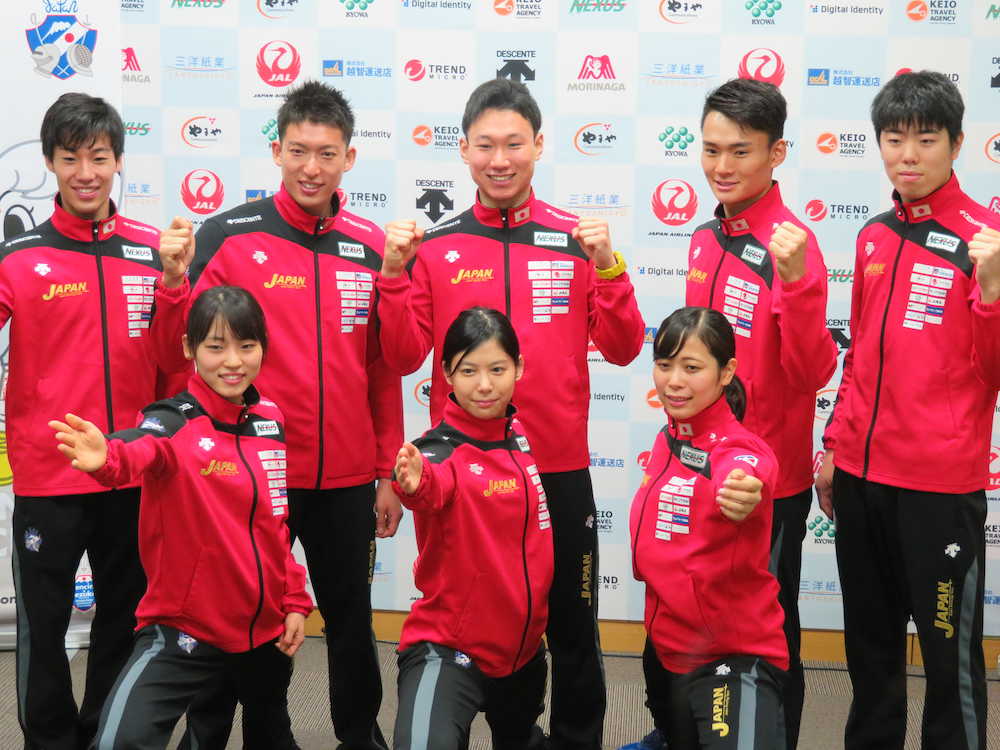 健闘を誓う男子フルーレの西藤（上列中央）らフェンシング日本代表選手