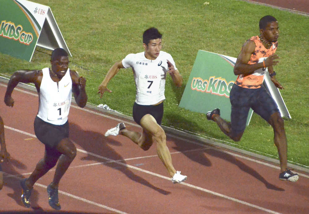 男子１００メートル　２レース目、１０秒１０で３位となった桐生祥秀（中央）