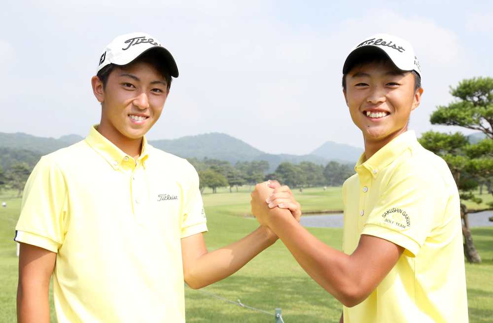 関東高校ゴルフ男子第１日　６６の５アンダーでトップに並んだ前田（左）と大栗の作新学院コンビは笑顔で握手（撮影・村上　大輔）