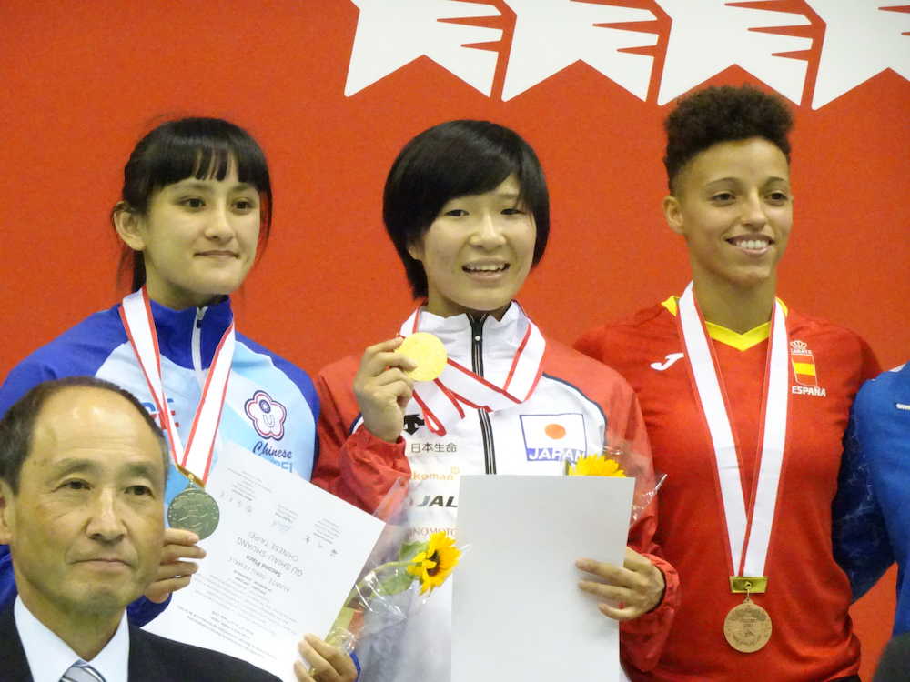 世界大学空手選手権女子５０キロ級で優勝した宮原美穂（左から２人目）は表彰台で喜びを見せた
