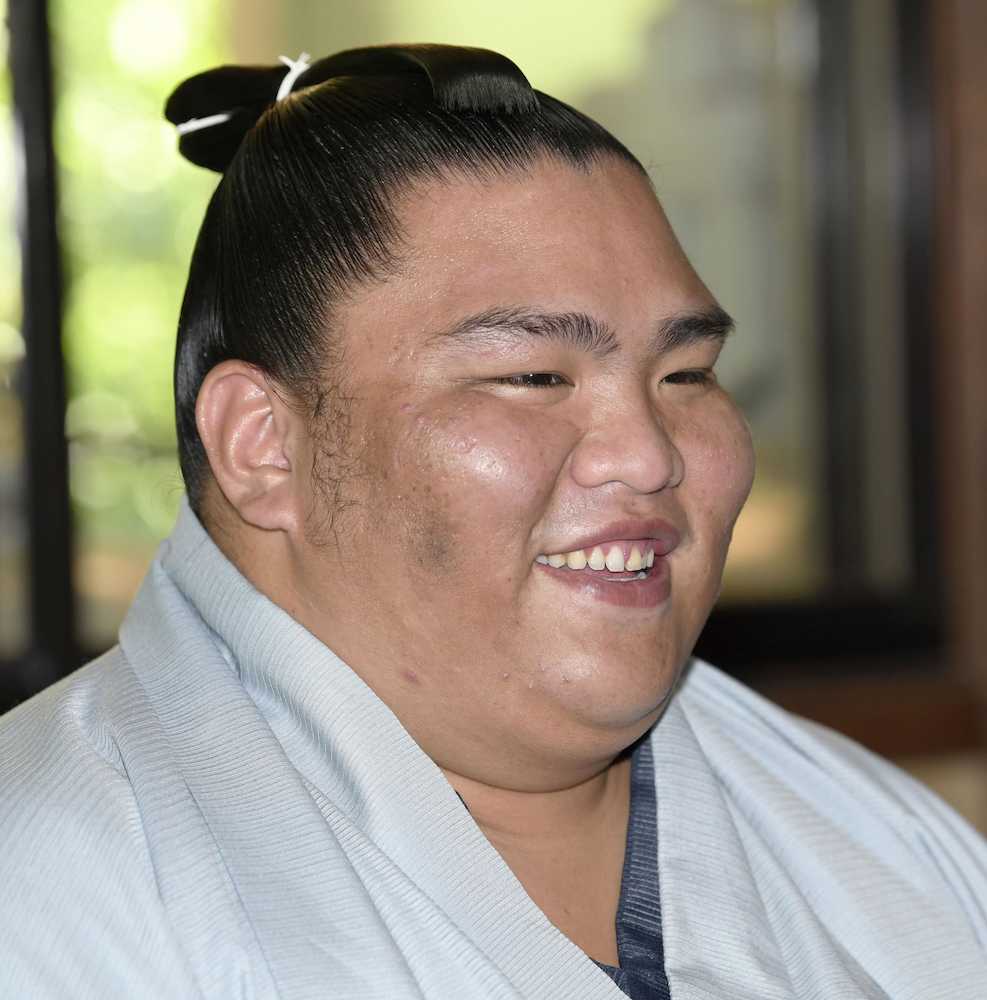 初優勝を果たした大相撲名古屋場所の千秋楽から一夜明け、笑顔で記者会見する御嶽海