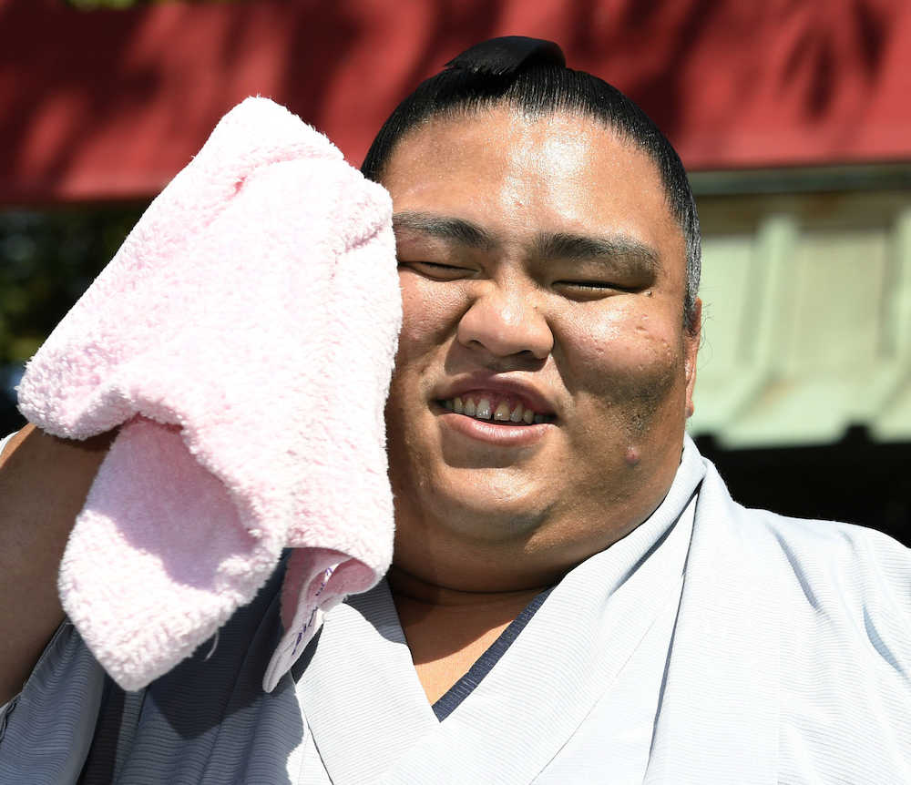 初優勝を果たした大相撲名古屋場所の千秋楽から一夜明け、写真撮影の合間に汗をぬぐう御嶽海