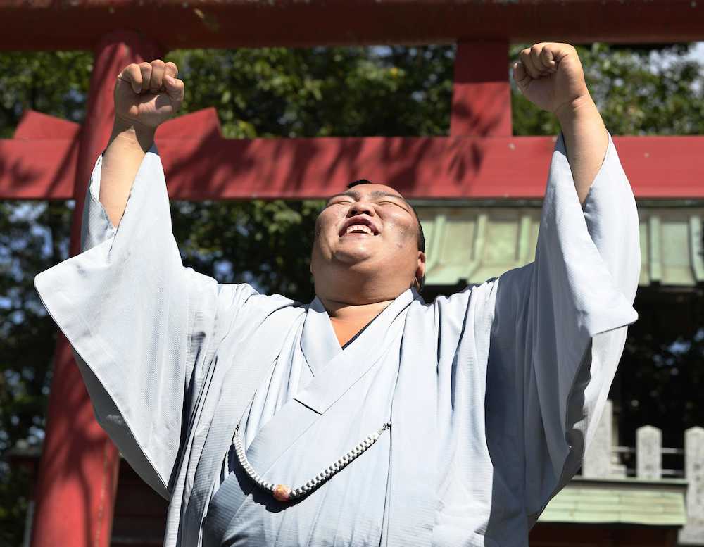 初優勝を果たした大相撲名古屋場所の千秋楽から一夜明け、笑顔で写真撮影に応じる御嶽海