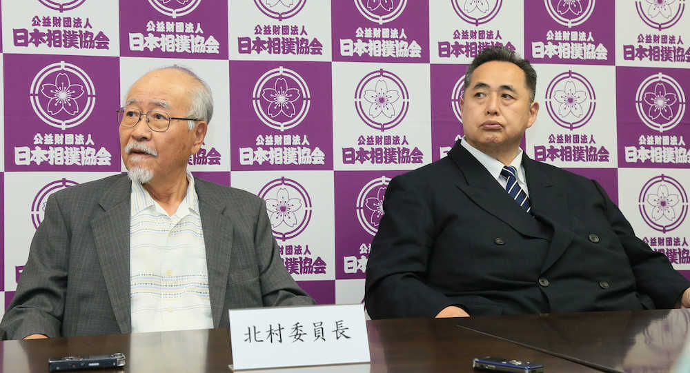 委員会後、記者の質問に答える北村正任委員長（左）と芝田山広報部長（撮影・尾崎　有希）