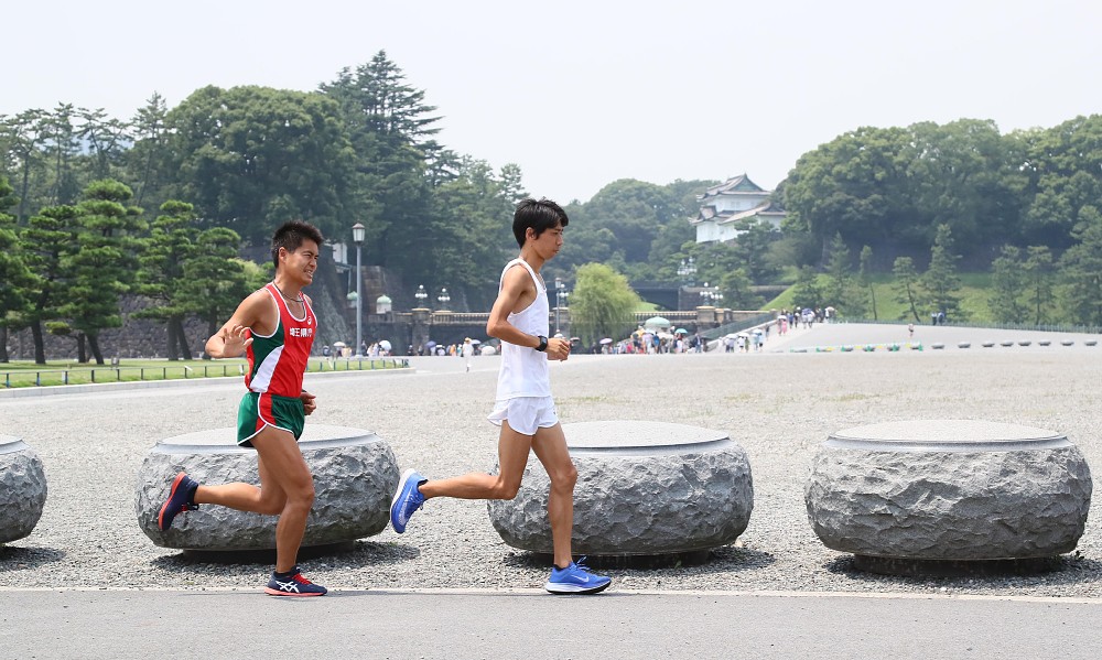 皇居前を走るＭ高史（左）とポップライン萩原（撮影・会津　智海）