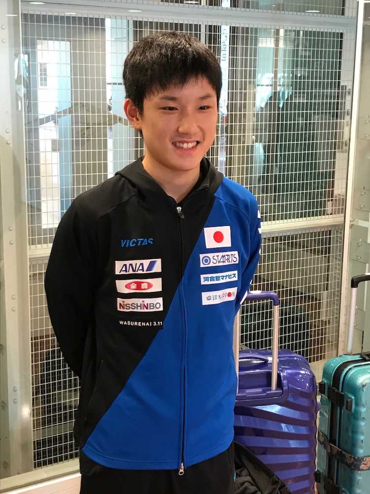 羽田空港で取材に応じ、笑みを浮かべた卓球男子の張本