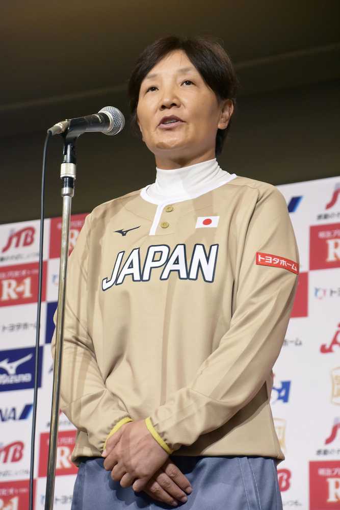 世界選手権に向けた意気込みを語るソフトボール女子代表の宇津木麗華監督