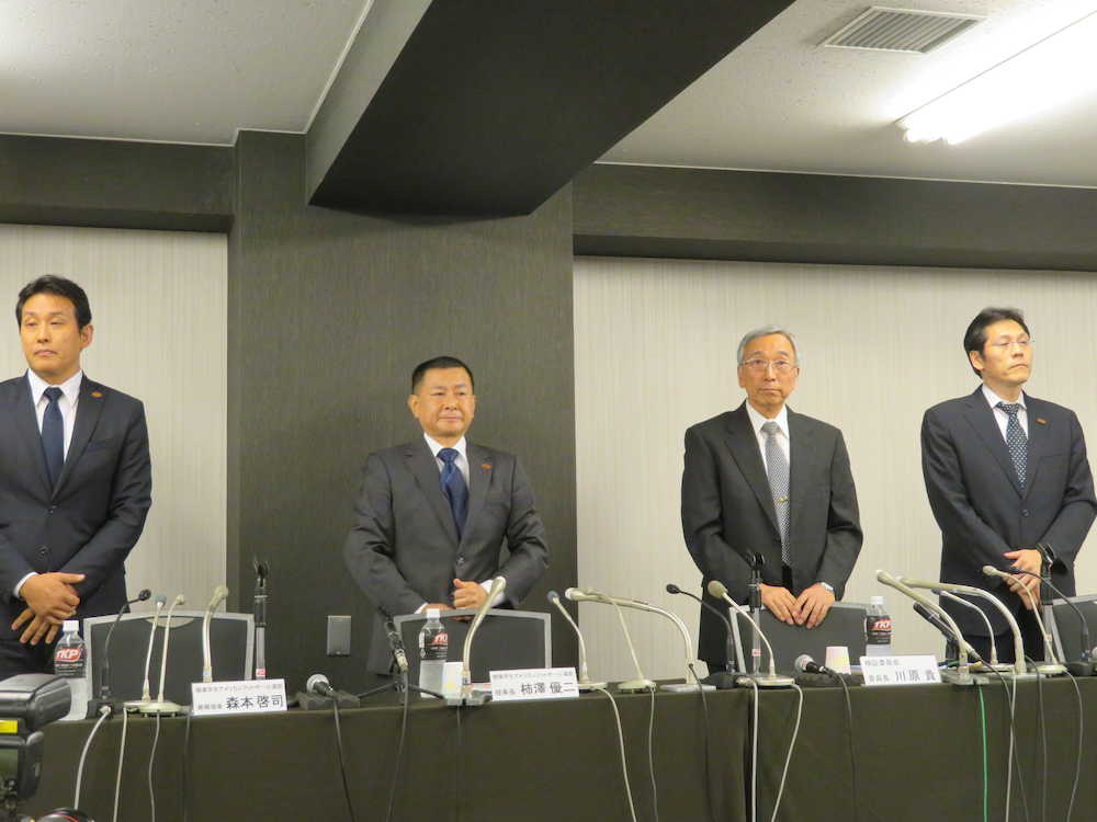 記者会見する（左から）関東学連の森本専務理事、柿沢理事長、検証委の川原委員長、寺田委員　