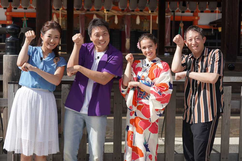 関西テレビの番組で京都を訪れた（左から）村西利恵アナウンサー、八木真澄、アリーナ・ザギトワ、高橋茂雄
