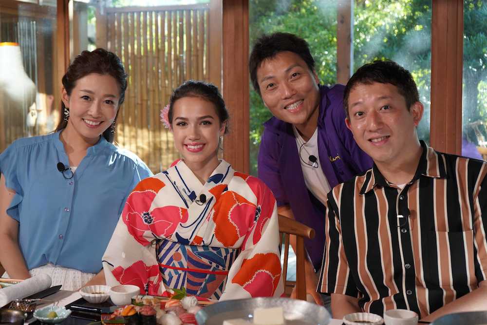 関西テレビの番組で、京都で寿司を堪能したアリーナ・ザギトワ（左から２人目）。村西利恵アナウンサー（左端）と「サバンナ」八木真澄、高橋茂雄（右端）