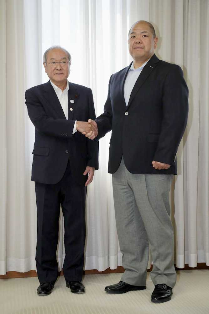 日本相撲協会の八角理事長（右）の出迎えを受け、握手する鈴木五輪相（代表撮影）