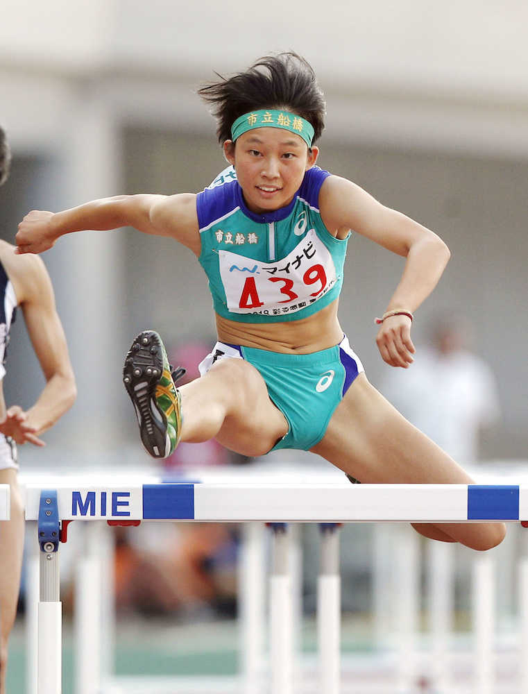 女子１００メートル障害決勝　１３秒３４の高校新記録で優勝した市船橋・小林歩未