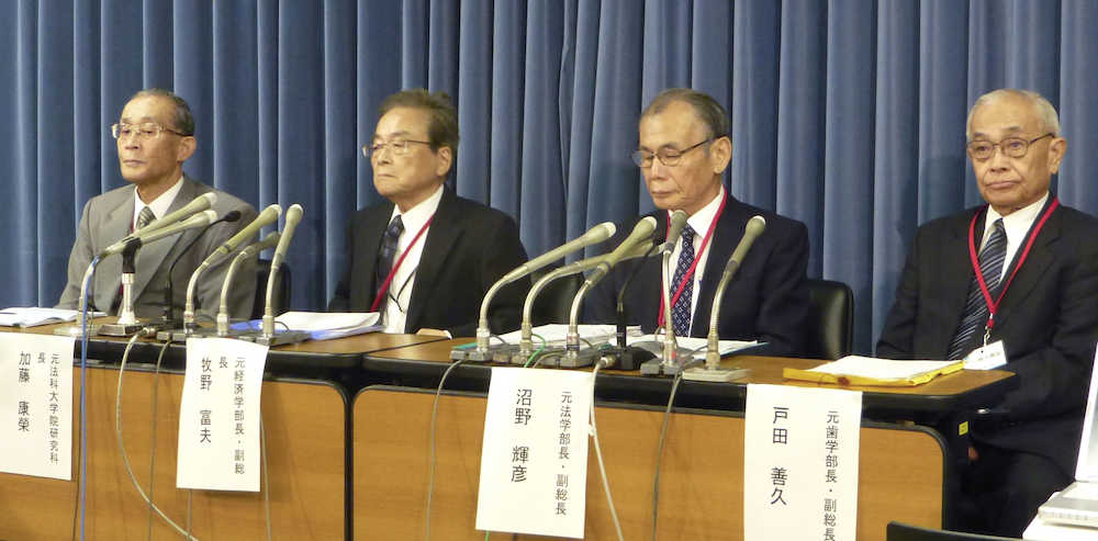 記者会見に臨む日大の牧野富夫元副総長（左から２人目）ら