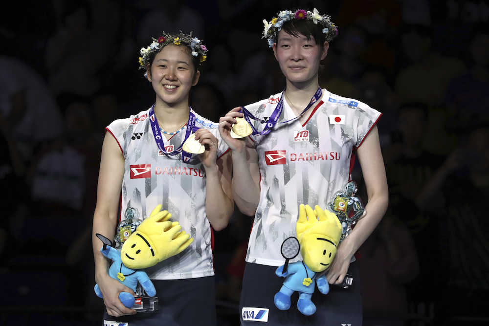 優勝しメダルを掲げる松本（右）、永原組（ＡＰ）
