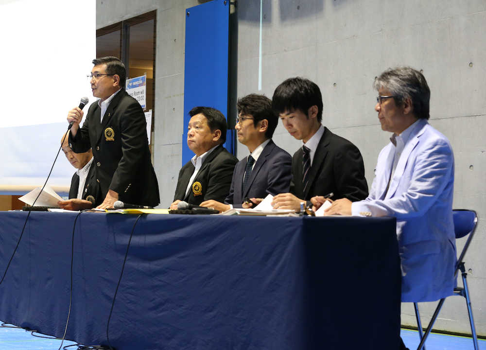 水球女子日本代表の一連の騒動について説明をする第三者委員会のメンバー（撮影・小海途　良幹）