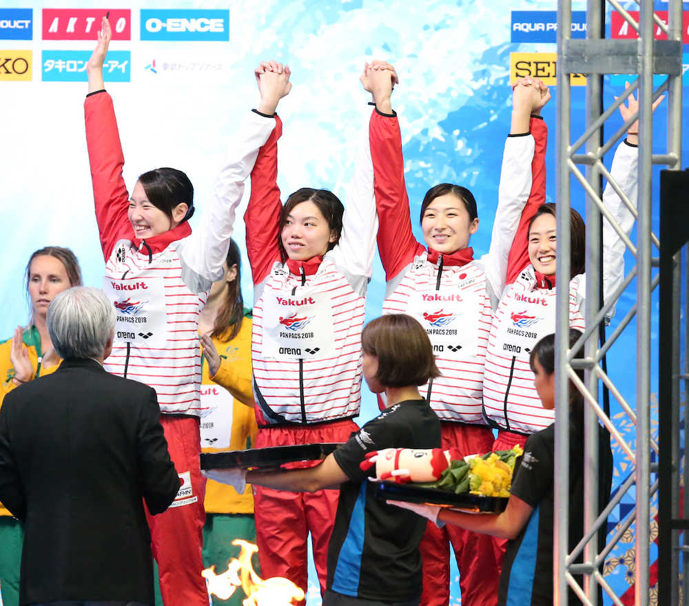 女子４×１００メートルメドレーリレー決勝、日本新で銅メダルを獲得した（左から）酒井夏海、青木玲緒樹、池江璃花子、青木智美（撮影・小海途　良幹）