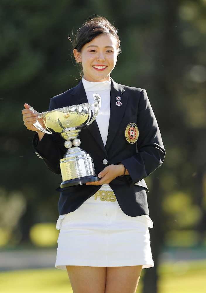 日本ジュニアゴルフ最終日　女子１５〜１７歳の部で優勝した吉田