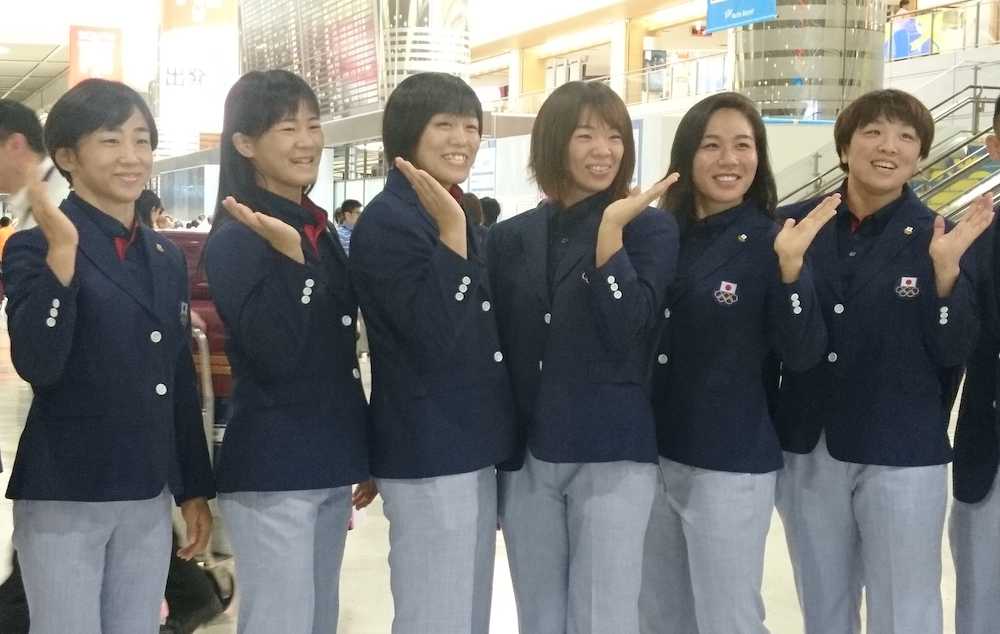 アジア大会に出発したレスリング女子の（左から）入江、奥野、坂上、川井、源平、皆川