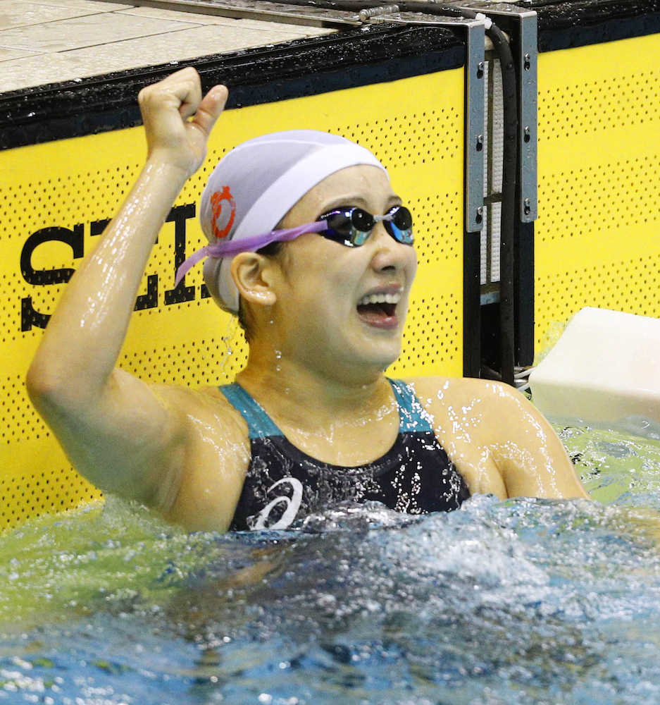 全国高校総体・競泳女子２００メートル自由形で優勝し、喜ぶ豊川・今井