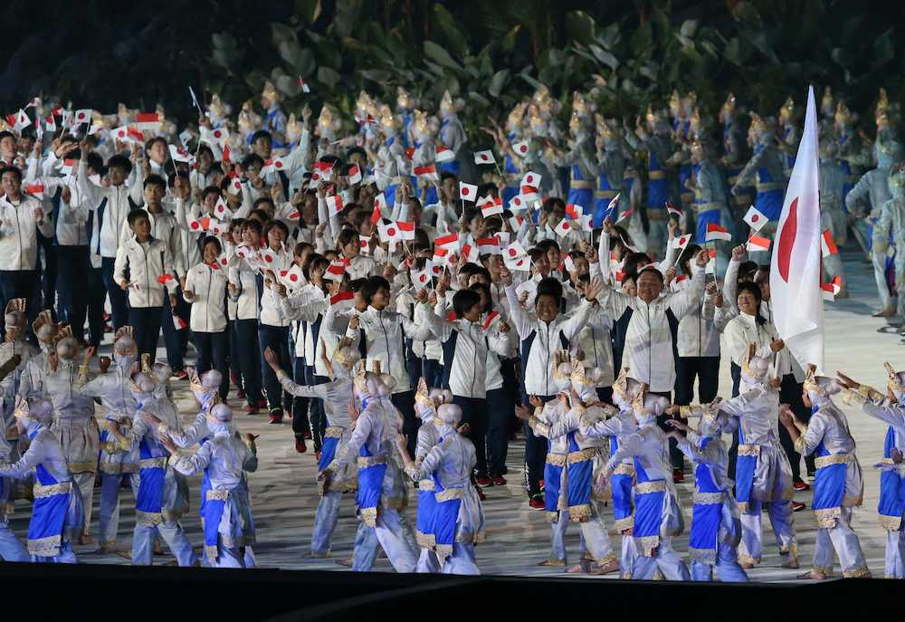 アジア大会開会式で旗手の上野（右）を先頭に歩く日本選手団（撮影・小海途　良幹）
