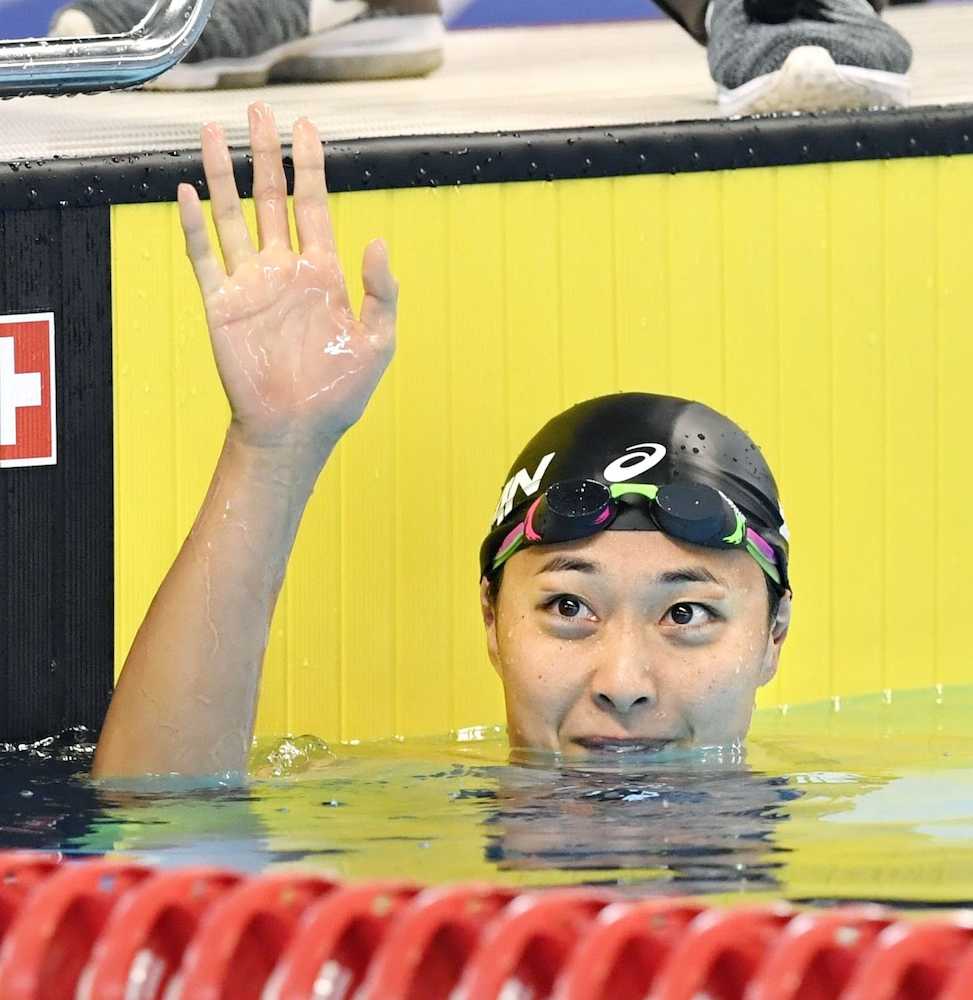 女子１００メートル平泳ぎ予選のレースを終え、歓声に応える鈴木聡美＝ジャカルタ（共同）