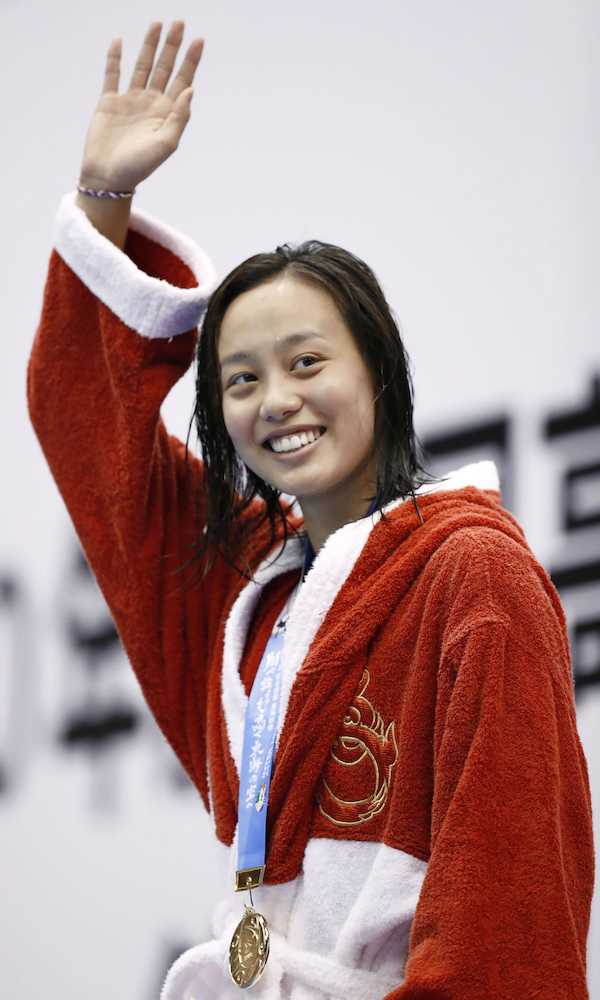 全国高校総体競泳女子１００メートル平泳ぎで優勝し、笑顔を見せる豊川・今井