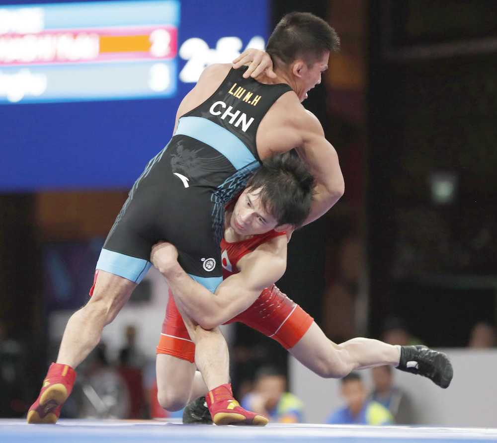 レスリング男子フリー５７キロ級　３位決定戦で中国選手（上）を攻める高橋