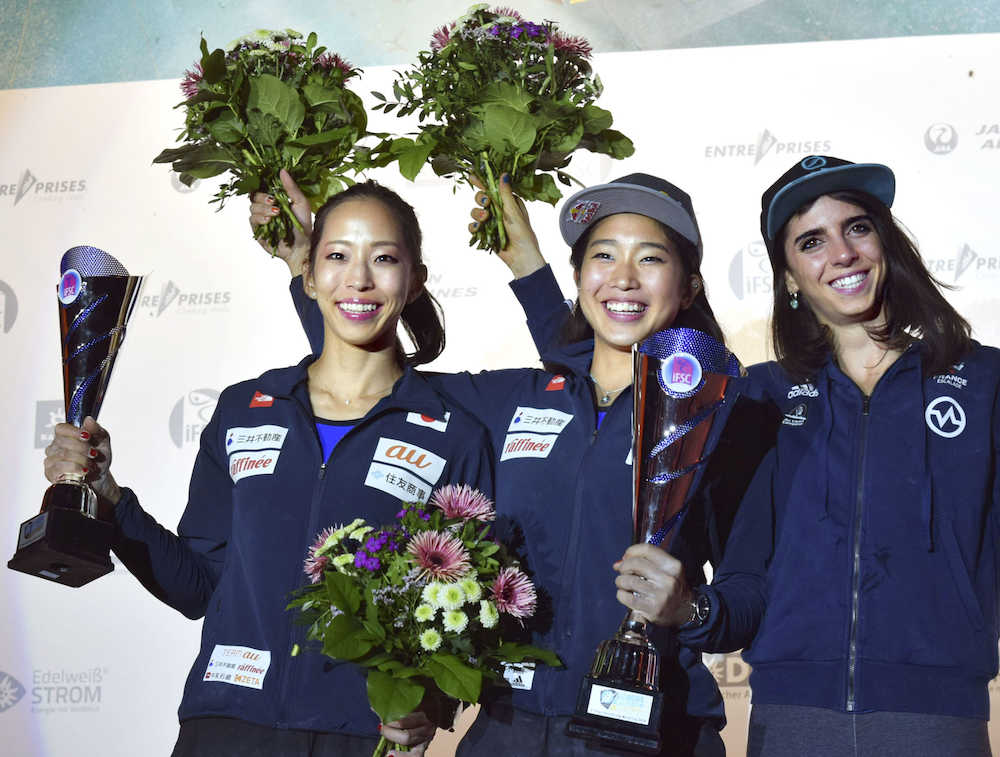 Ｗ杯ボルダリング女子総合優勝し、表彰式で笑顔を見せる野中（中央）と同２位の野口（左）。右は同３位のジベール