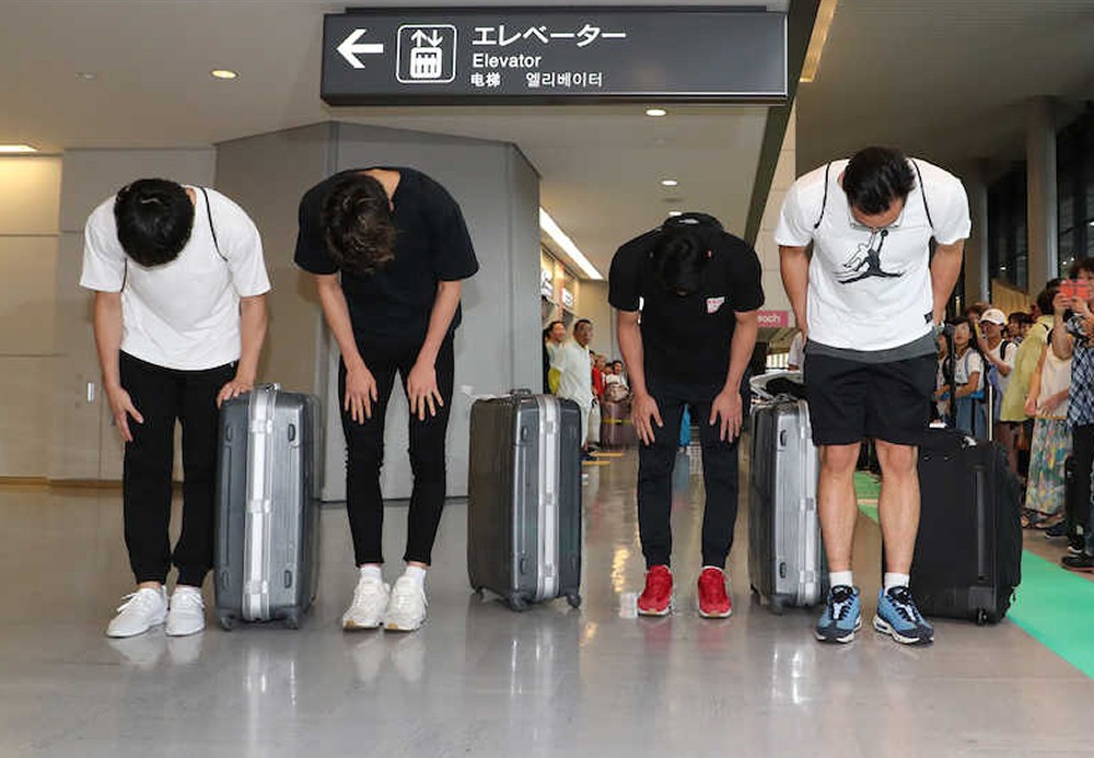 成田空港に到着した（左から）橋本、佐藤、今村、永吉は報道陣に頭を下げる（撮影・沢田　明徳）